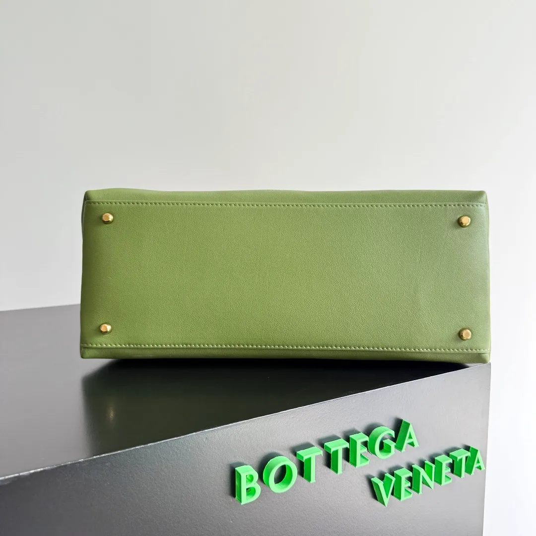 Batch 2360 BottegaVeneta Latest Ciao Ciao Bag Silky cowhide two-way flap handbag with signature twist detail, hidden hook closure, flap can be fastened to the front or attached to the INTRECCIATO woven interior pocket, comes with an adjustable and detachable crossbody strap, interior compartment, and also features a zippered pocket. The surprise flap has various shapes. Style 1 - Cover the bag surface and expose the knot decoration. Style 2 - Place the flap inside the bag. A buckle is also designed. Style 3 - The U-shaped position of the top handle in the hand bag. Style No.: 817231 Size: 34*26*15cm